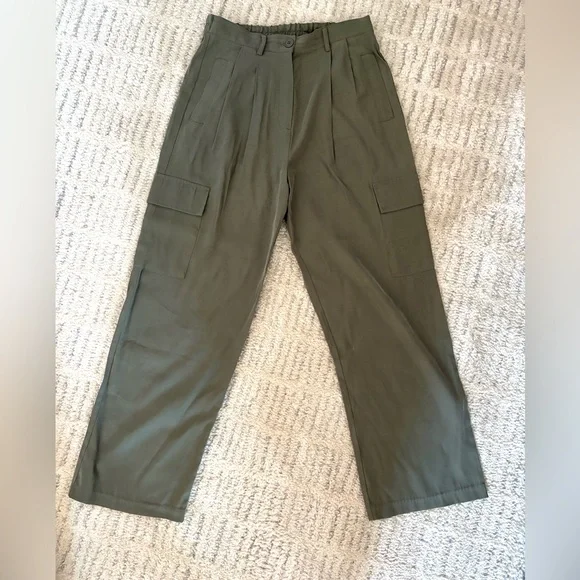 Bloomingdales Pleated Comfort Cargo Pants - Picture 2 of 3